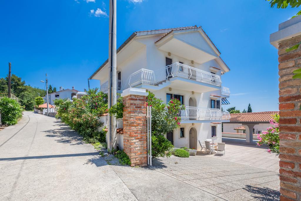 Ava Apartments Омишаль Экстерьер фото