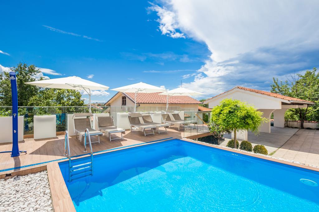 Ava Apartments Омишаль Экстерьер фото